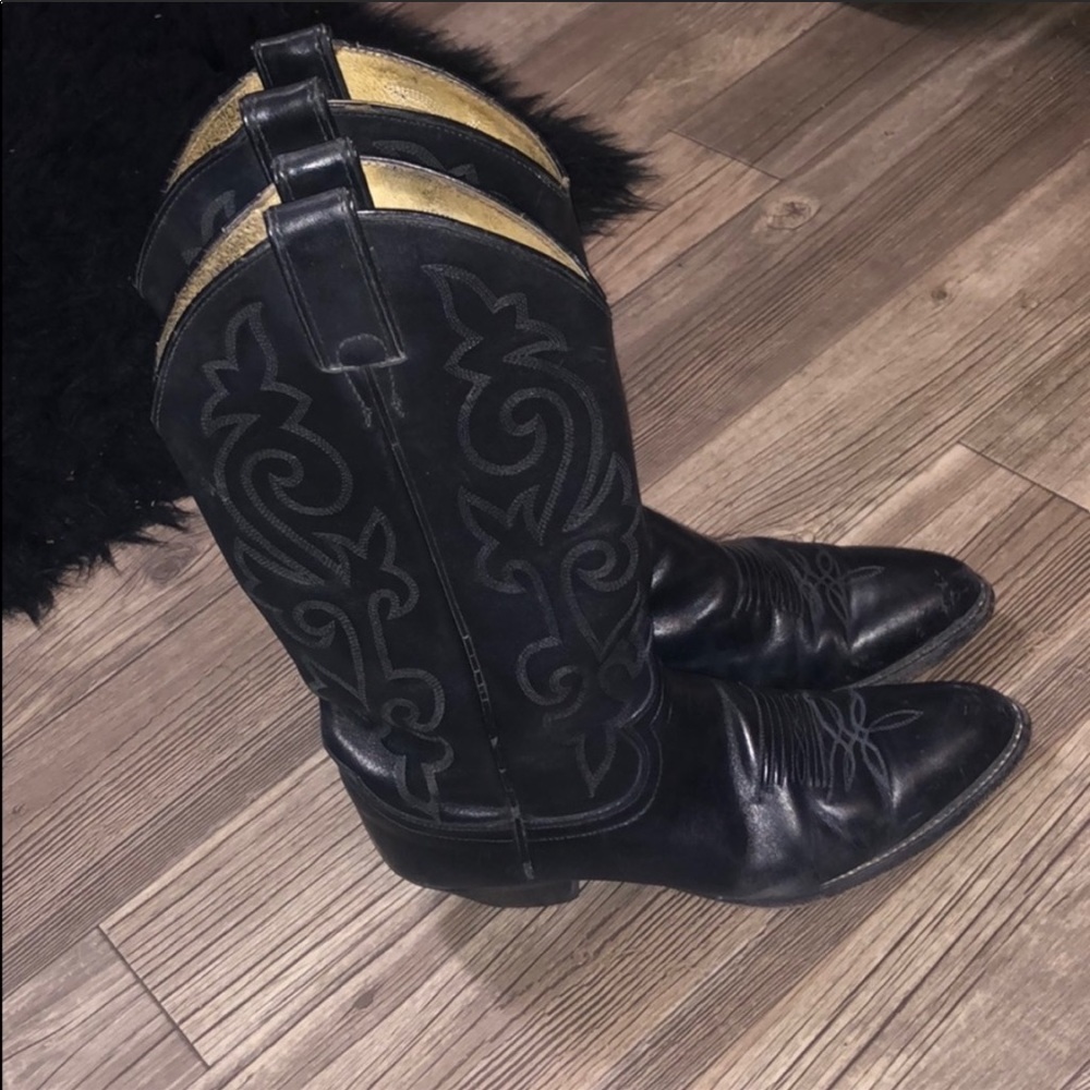 Justin’s black cowboy boots